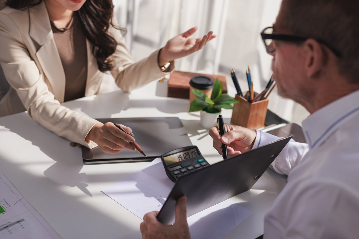 Profesionales revisando estrategias financieras