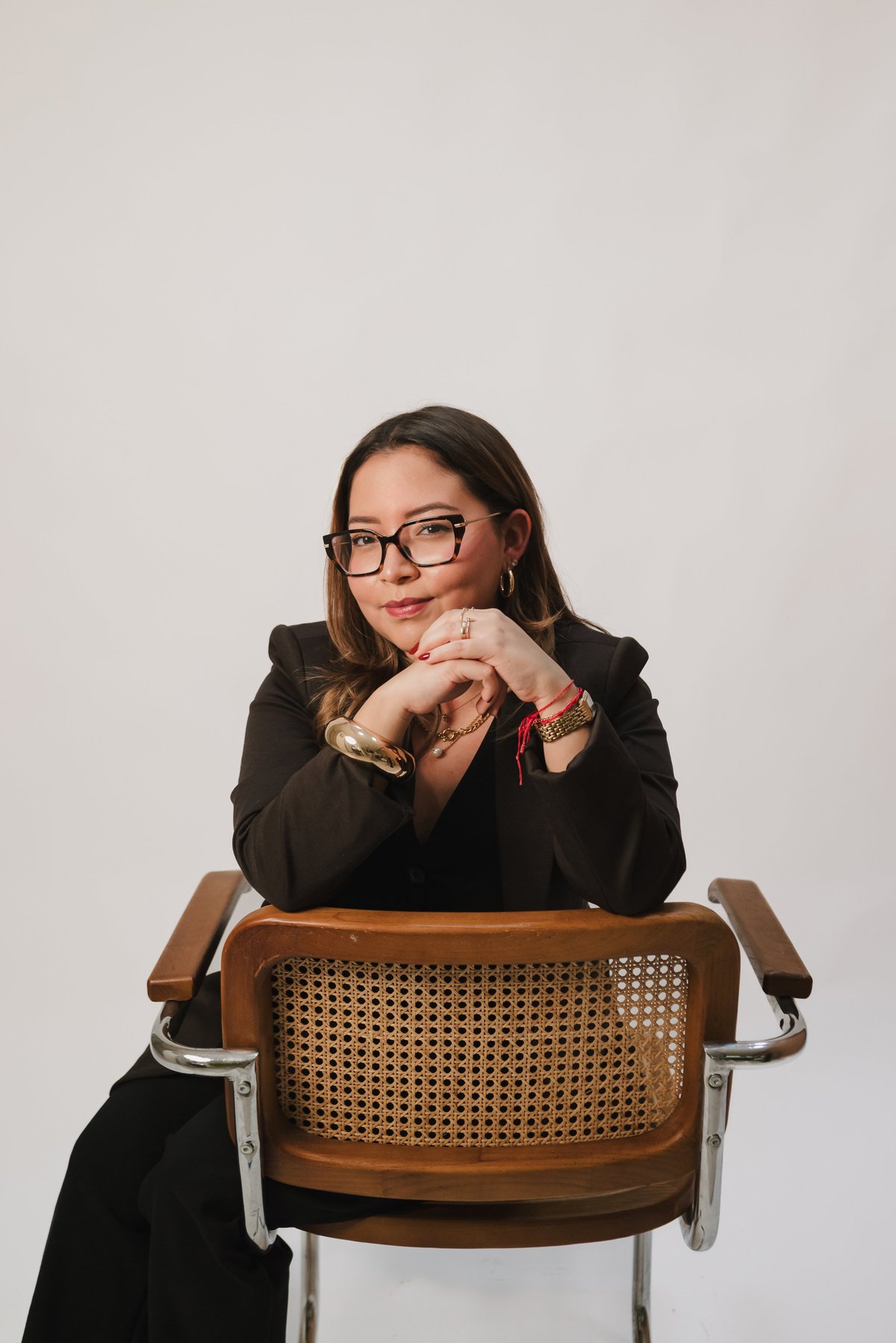 Ceci, contadora pública detrás de Tu Conta Ceci, sonriendo con blazer negro